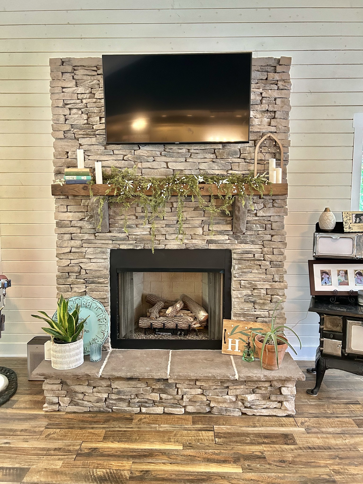 795 Cat Creek Road Manchester, TN 37355 - Photo 14 of 58 a living room with furniture and a fireplace