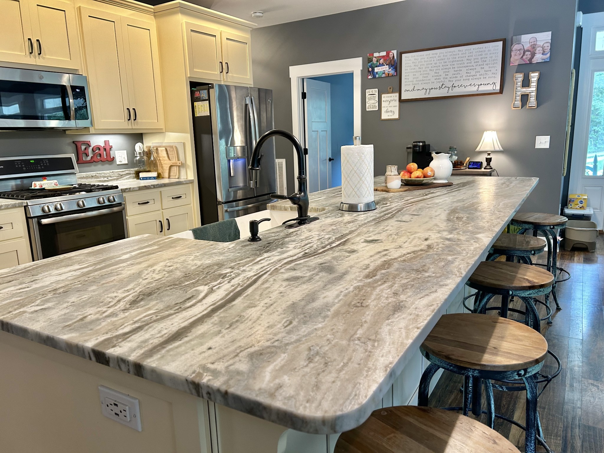 795 Cat Creek Road Manchester, TN 37355 - Photo 23 of 58 a kitchen with stainless steel appliances kitchen island granite countertop a sink dishwasher a stove a refrigerator a dining table and chairs with wooden floor