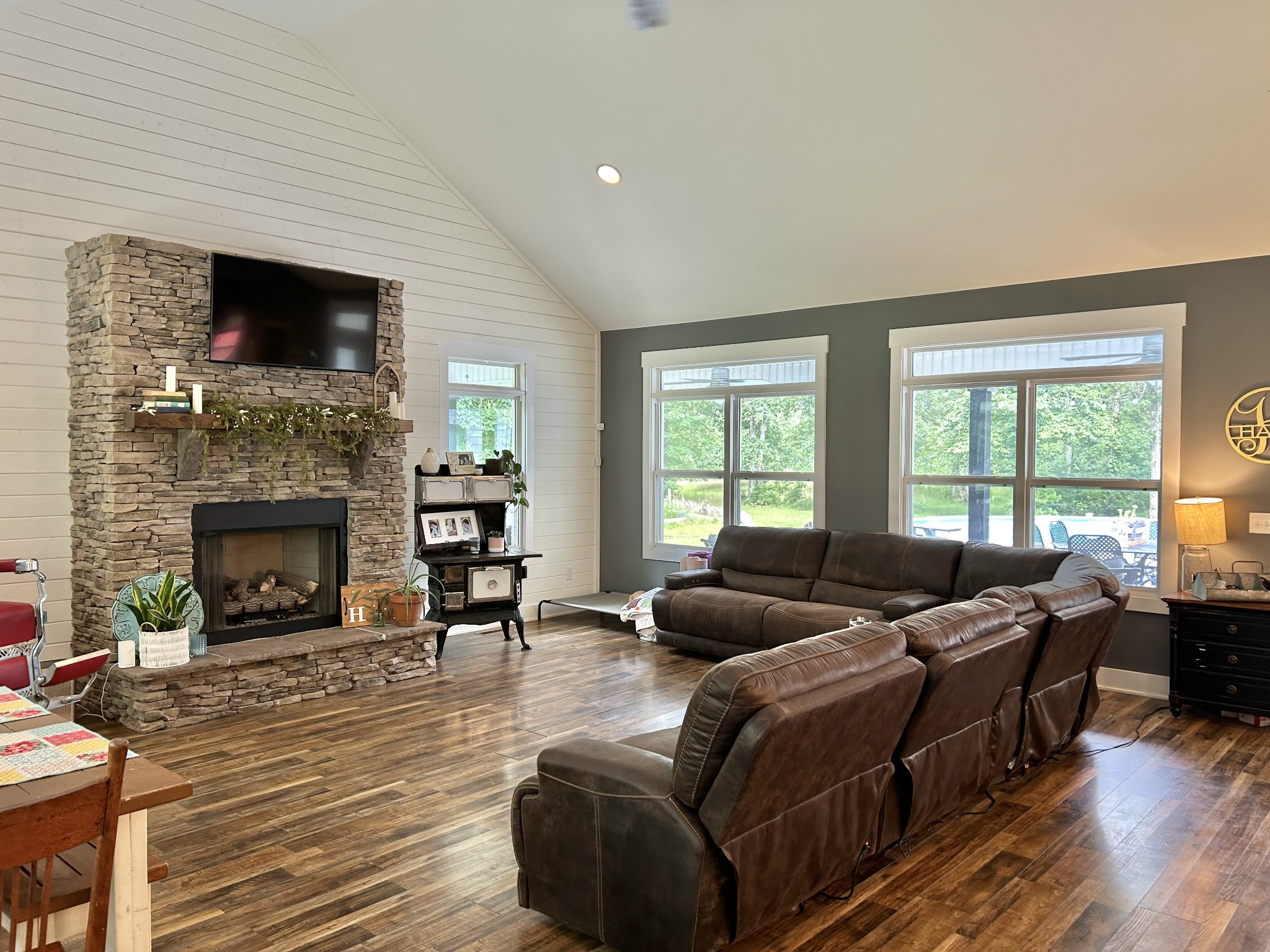 795 Cat Creek Road Manchester, TN 37355 - Photo 9 of 58 a living room with furniture and a fireplace