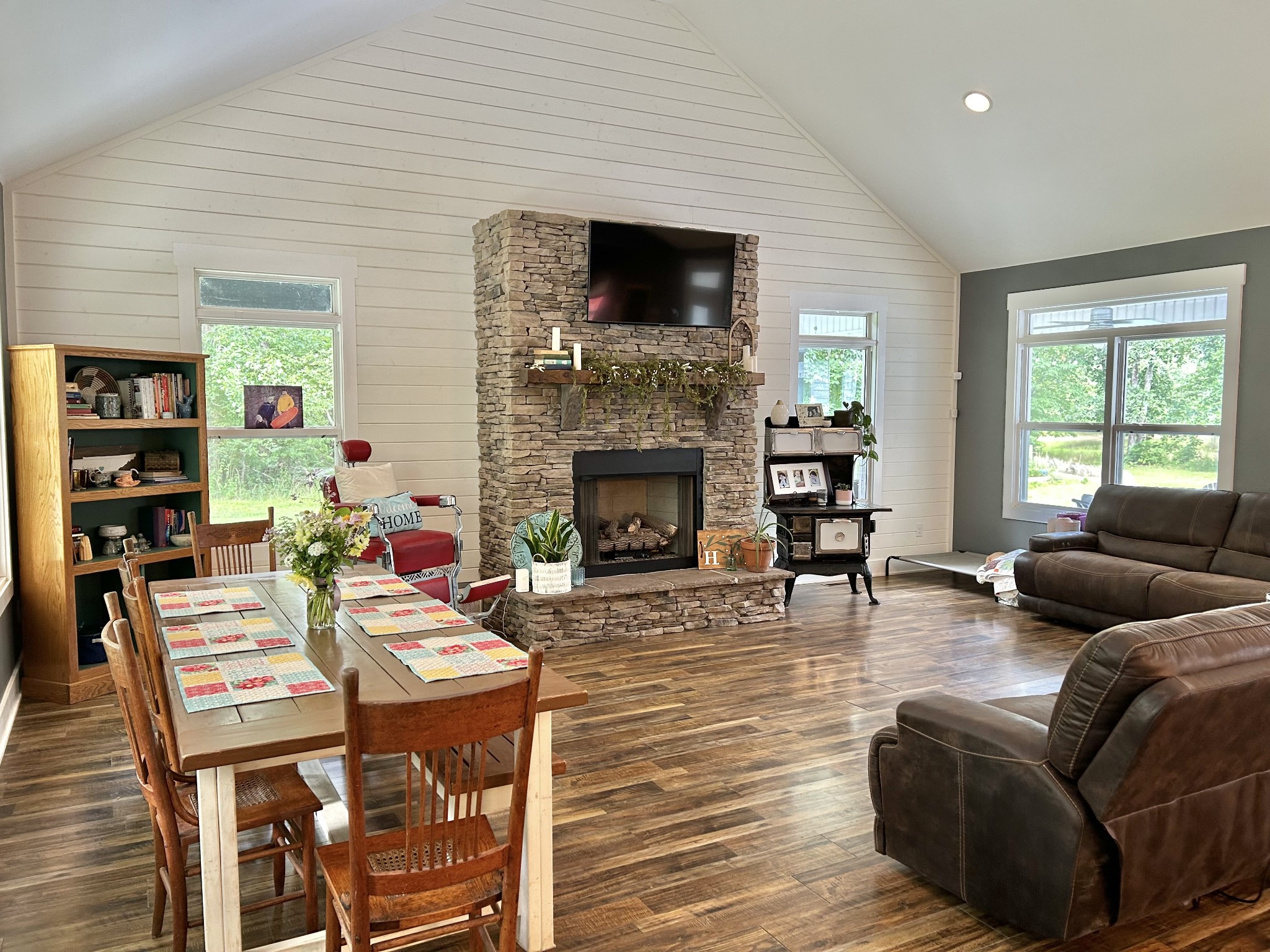 795 Cat Creek Road Manchester, TN 37355 - Photo 10 of 58 a living room with furniture a flat screen tv and a fireplace