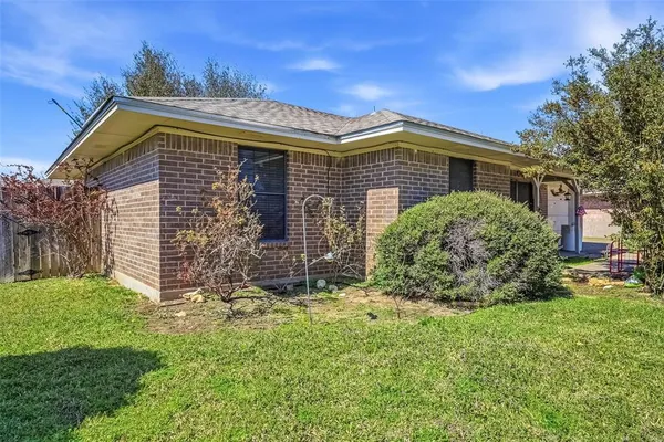 a view of a house with yard and tree s
