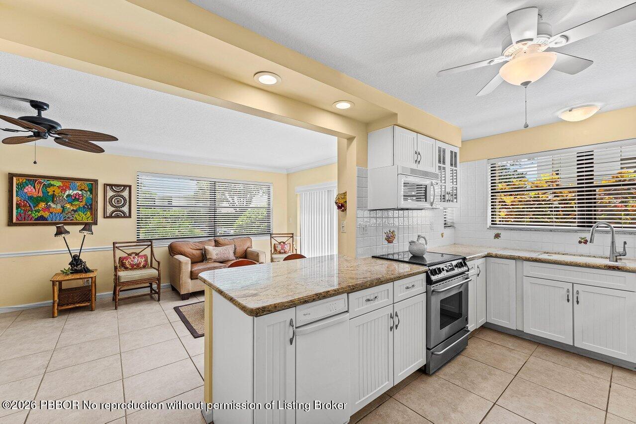 372 Golfview Road, Unit 101 North Palm Beach, FL 33408 - Photo 7 of 31 Kitchen / Living Area