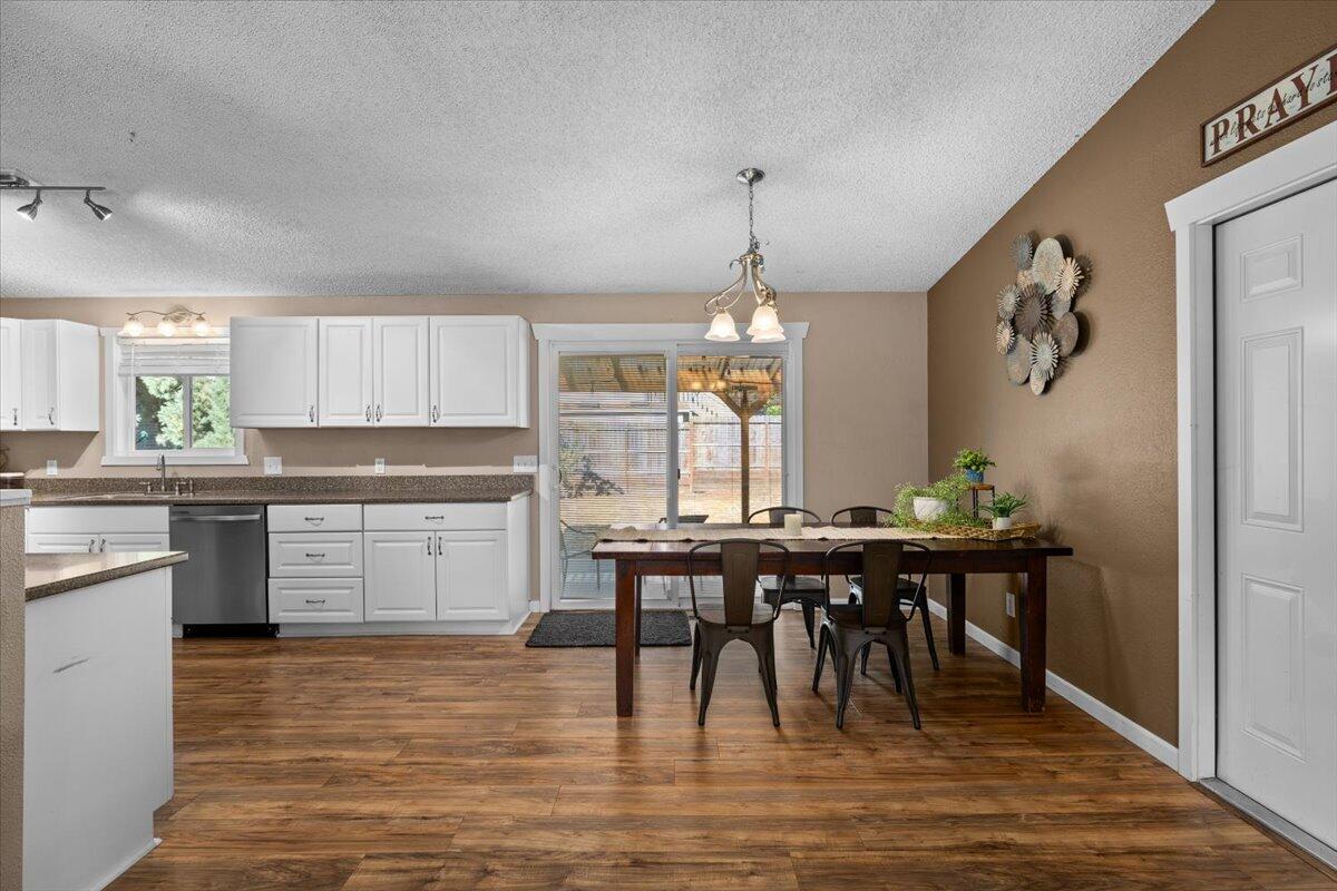 1924 Crestbrook Road Medford, OR 97504 - Photo 7 of 25 11-CI_7748