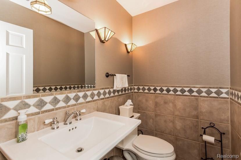1120 Torrey Road Grosse Pointe, MI 48236 - Photo 16 of 30 020-Powder_Room-1414732-mls.jpg