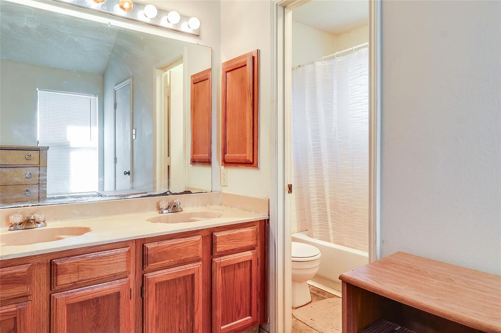 1728 Hackamore Street Mesquite, TX 75149 - Photo 12 of 22 Full bathroom featuring double vanity and shower / tub combo