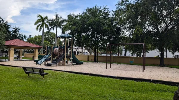 $3,850 | 213 East Forest Oak Circle, Unit 213, Davie, FL 33325
