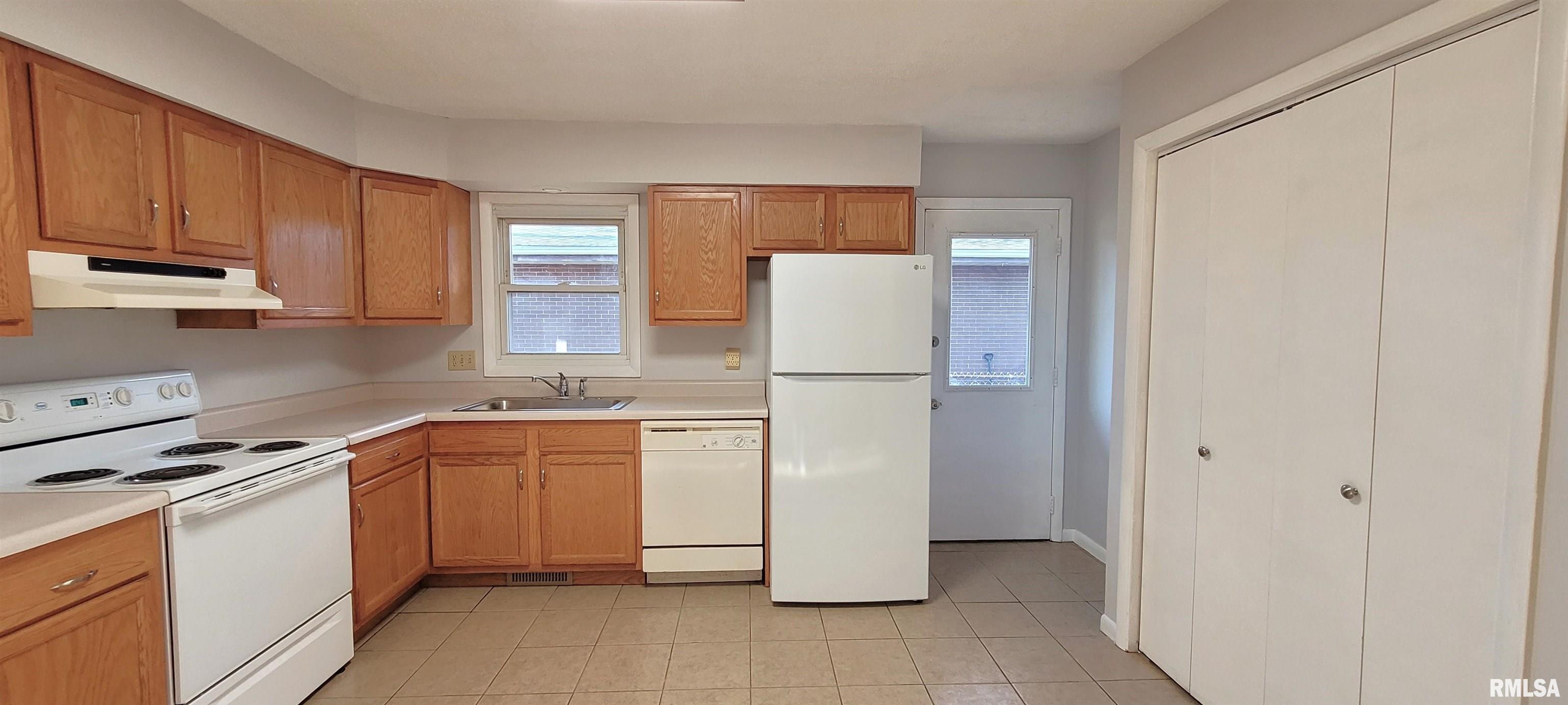 2437 Delaware Drive Springfield, IL 62702 - Photo 11 of 35