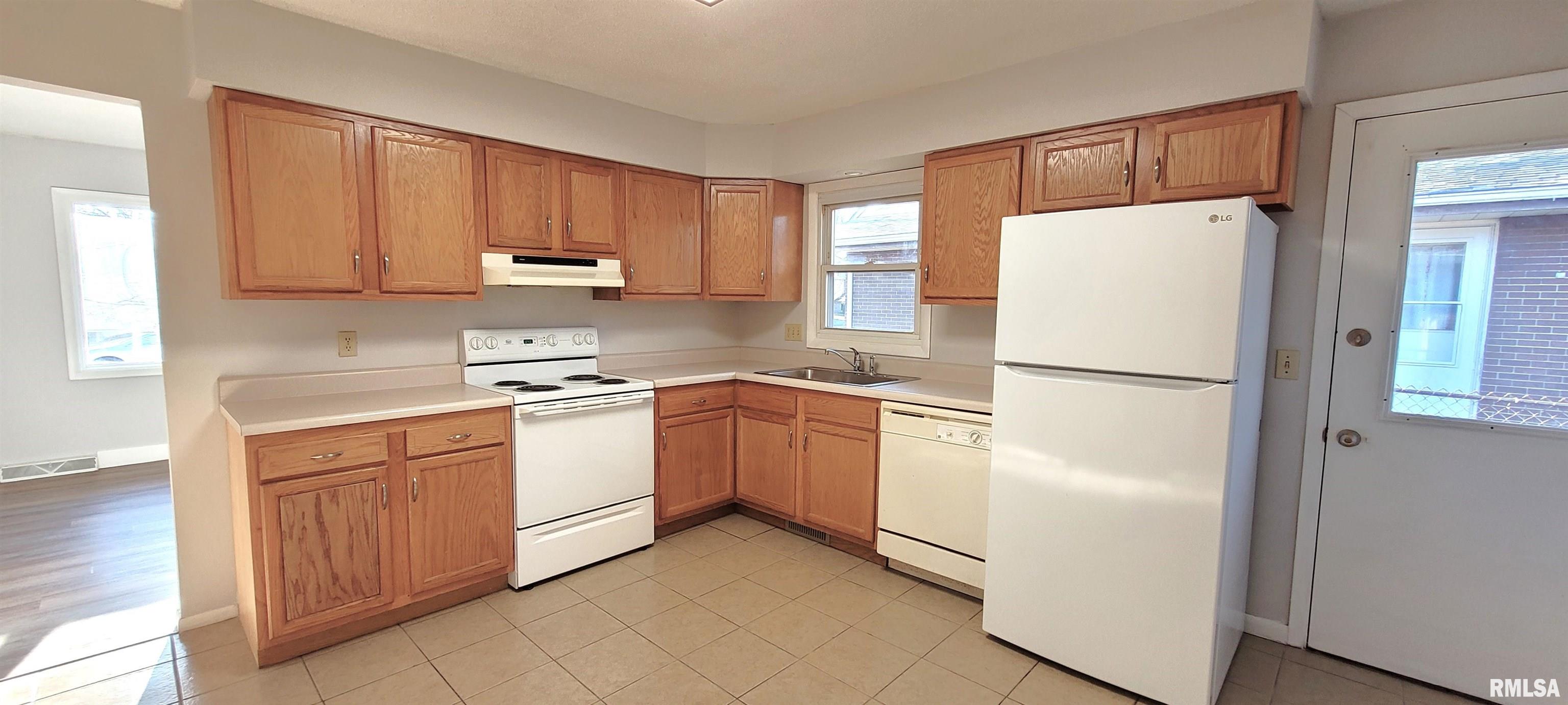 2437 Delaware Drive Springfield, IL 62702 - Photo 12 of 35