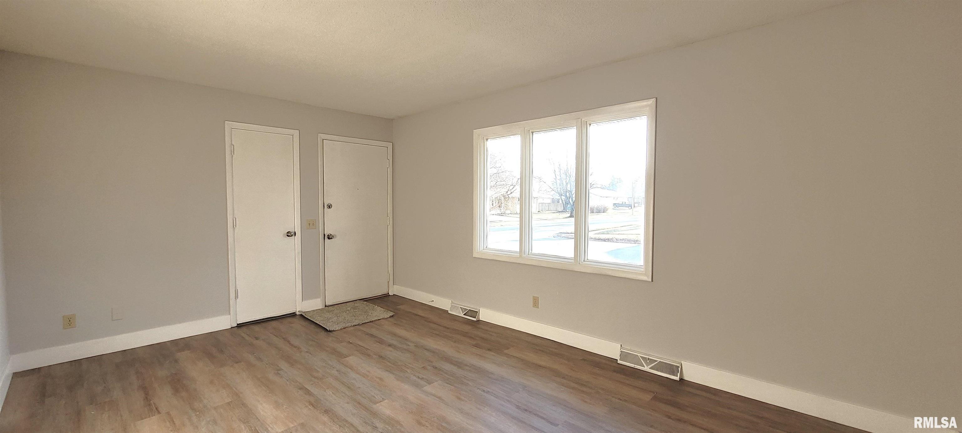 2437 Delaware Drive Springfield, IL 62702 - Photo 5 of 35