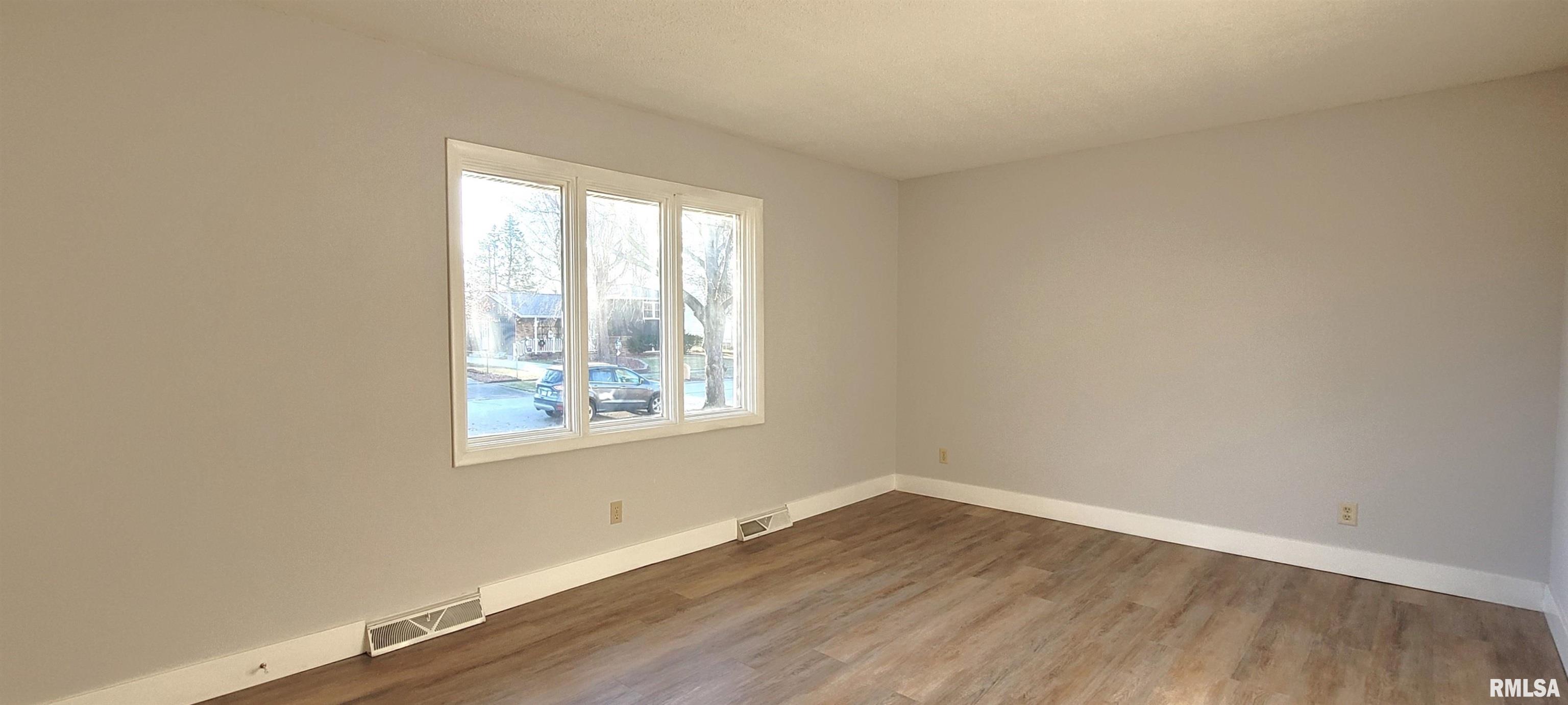 2437 Delaware Drive Springfield, IL 62702 - Photo 6 of 35