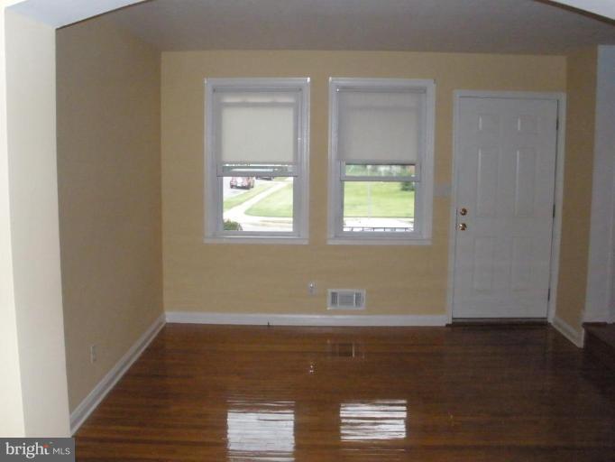 6932 Broening Road Dundalk, MD 21222 - Photo 4 of 14 Living Room