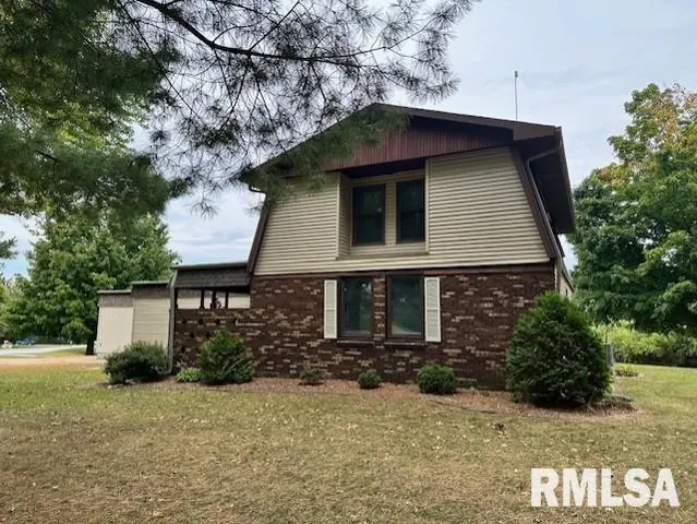 $219,900 | 2 Springwater Drive, Jacksonville, IL 62650