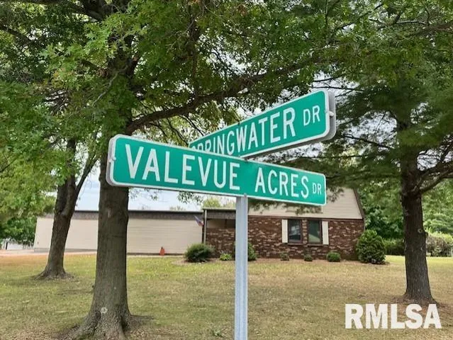 $219,900 | 2 Springwater Drive, Jacksonville, IL 62650