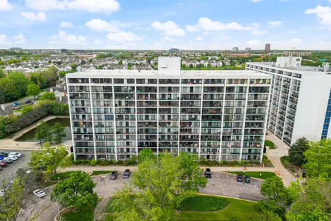 $200,000 | 2015 South Finley Road, Unit 302, Lombard, IL 60148