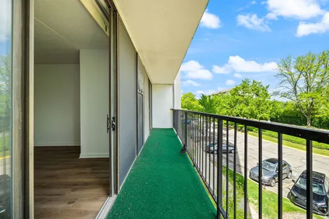 $200,000 | 2015 South Finley Road, Unit 302, Lombard, IL 60148