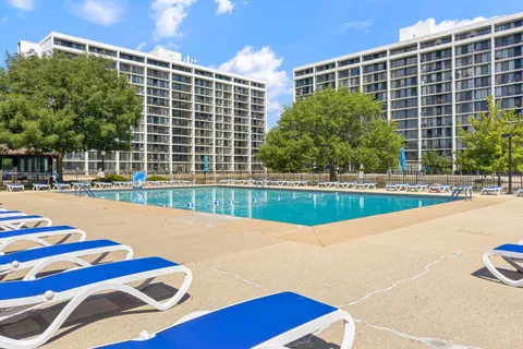 $200,000 | 2015 South Finley Road, Unit 302, Lombard, IL 60148