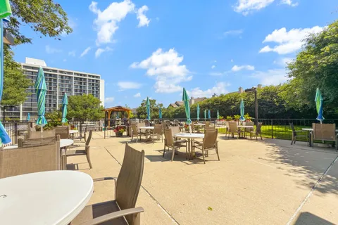$200,000 | 2015 South Finley Road, Unit 302, Lombard, IL 60148