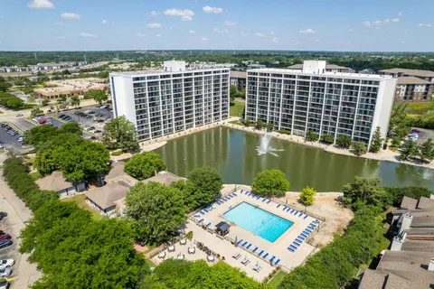 $200,000 | 2015 South Finley Road, Unit 302, Lombard, IL 60148