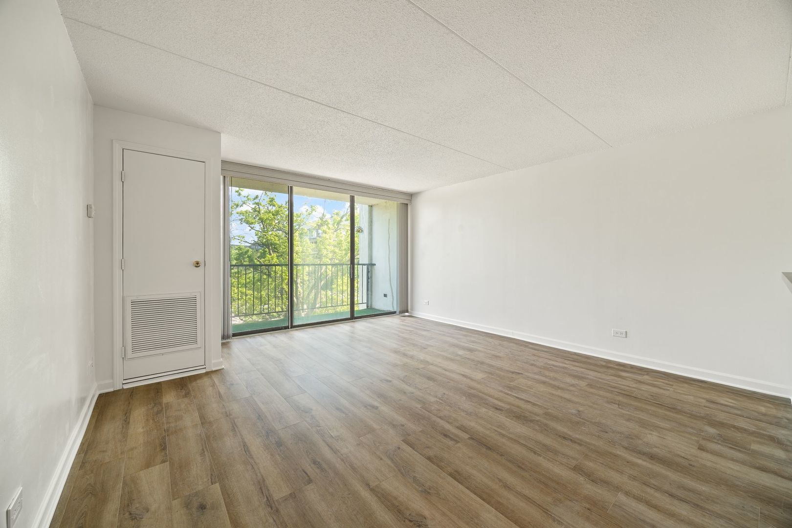 2015 South Finley Road, Unit 302 Lombard, IL 60148 - Photo 2 of 20