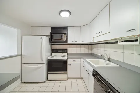 $200,000 | 2015 South Finley Road, Unit 302, Lombard, IL 60148