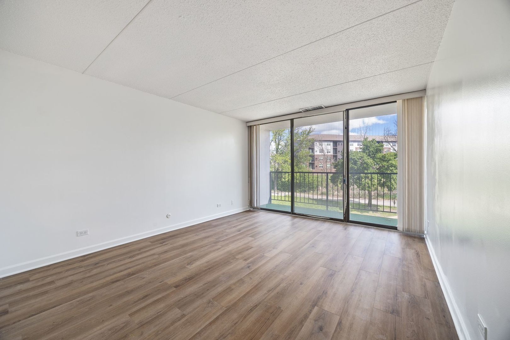 2015 South Finley Road, Unit 302 Lombard, IL 60148 - Photo 8 of 20