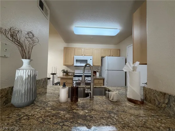 $1,600 | 950 Seven Hills Drive, Unit 227, Henderson, NV 89052