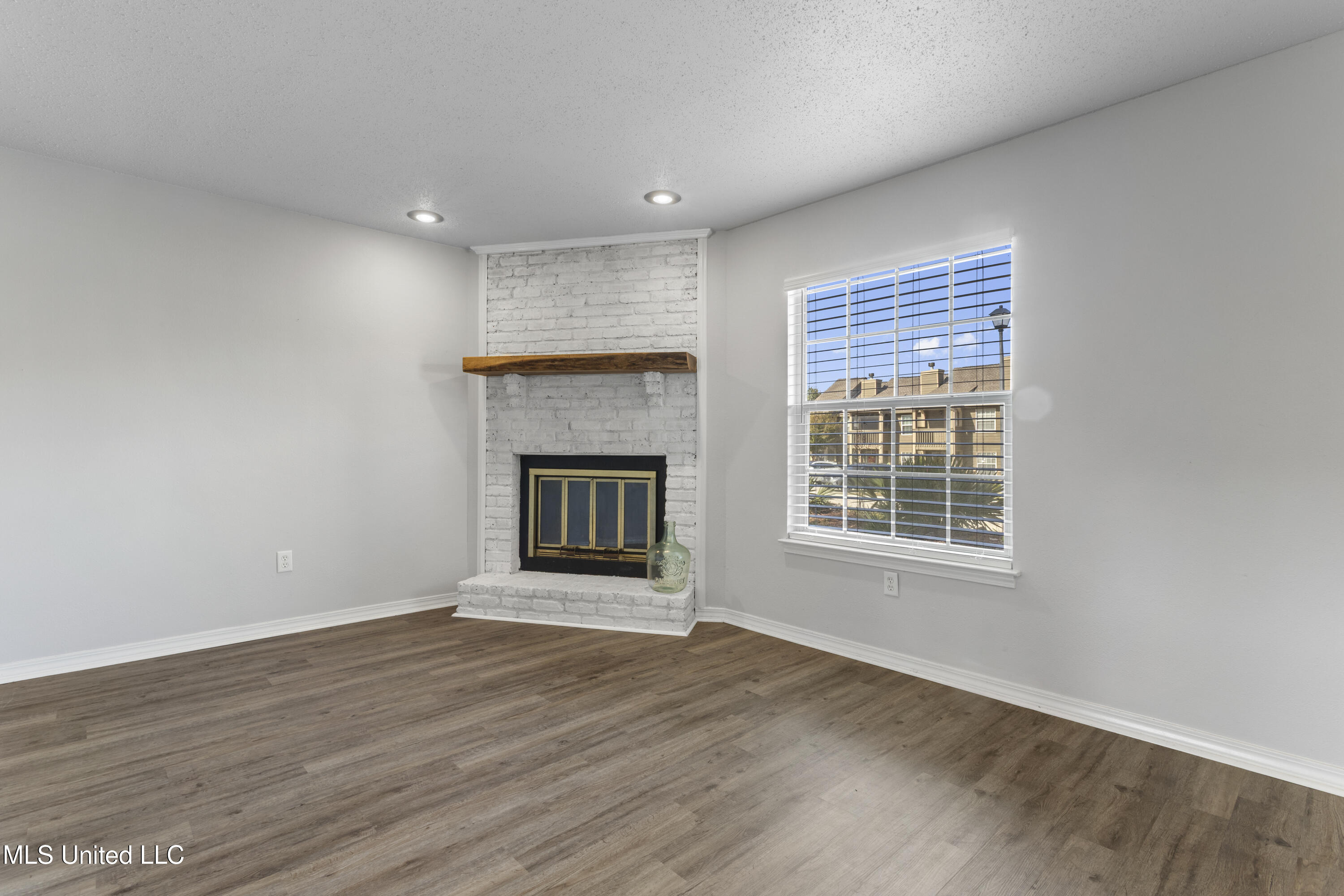 495 Old Popp's Ferry Road, Unit 5 Biloxi, MS 39531 - Photo 11 of 56 0005