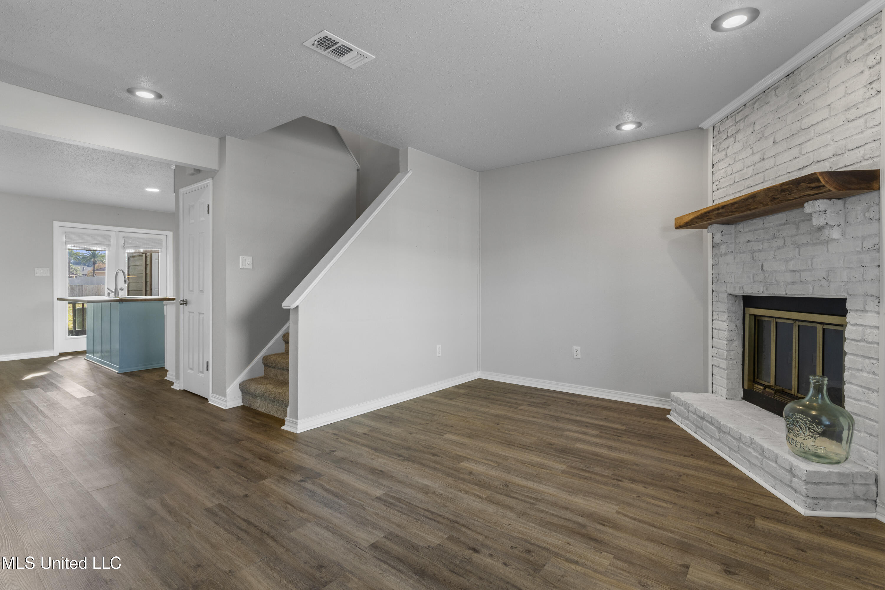 495 Old Popp's Ferry Road, Unit 5 Biloxi, MS 39531 - Photo 12 of 56 0006