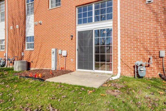 a view of a house with backyard and garden