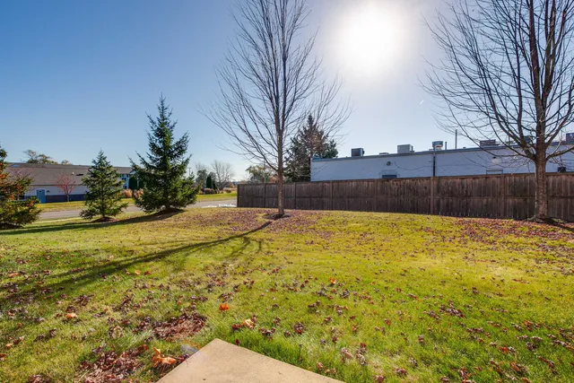 a view of a house with backyard and garden