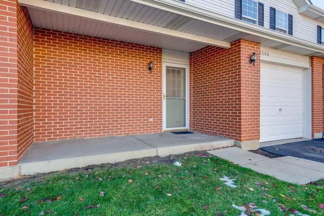 a view of backyard with a garden