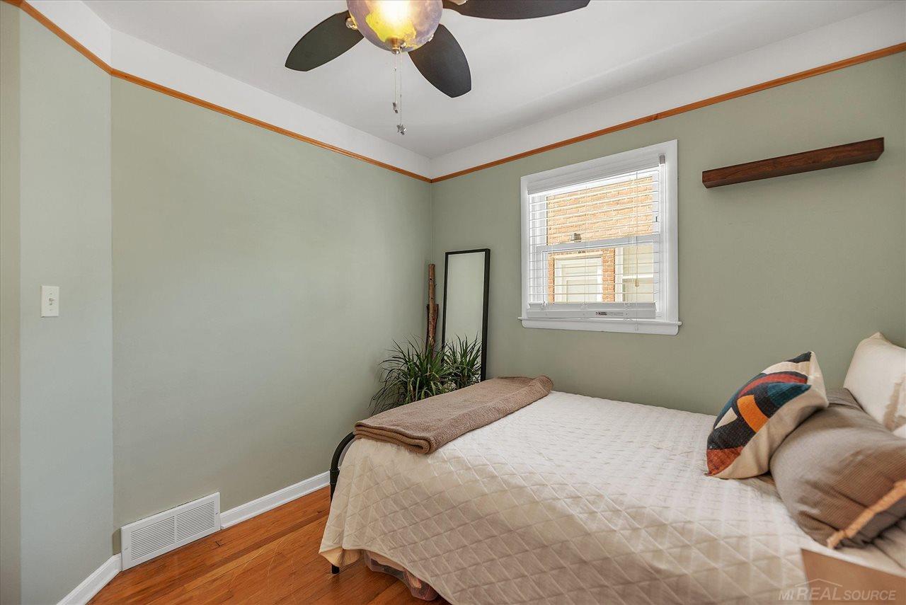 2406 West Webster Road Royal Oak, MI 48073 - Photo 27 of 42 50043968-26.JPG