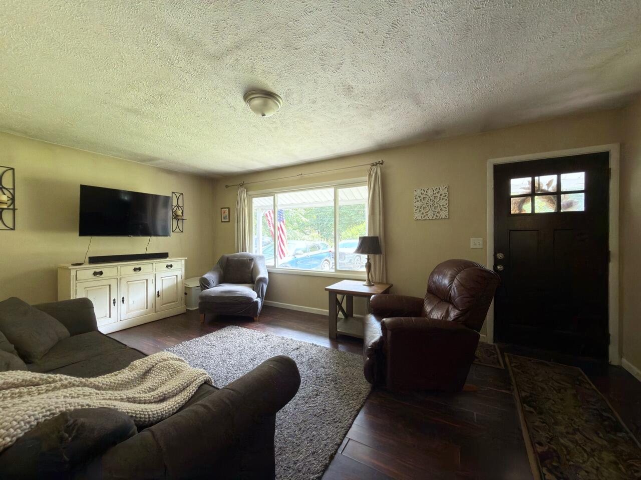 16613 West Fruitport Road Spring Lake, MI 49456 - Photo 10 of 26 living room Large