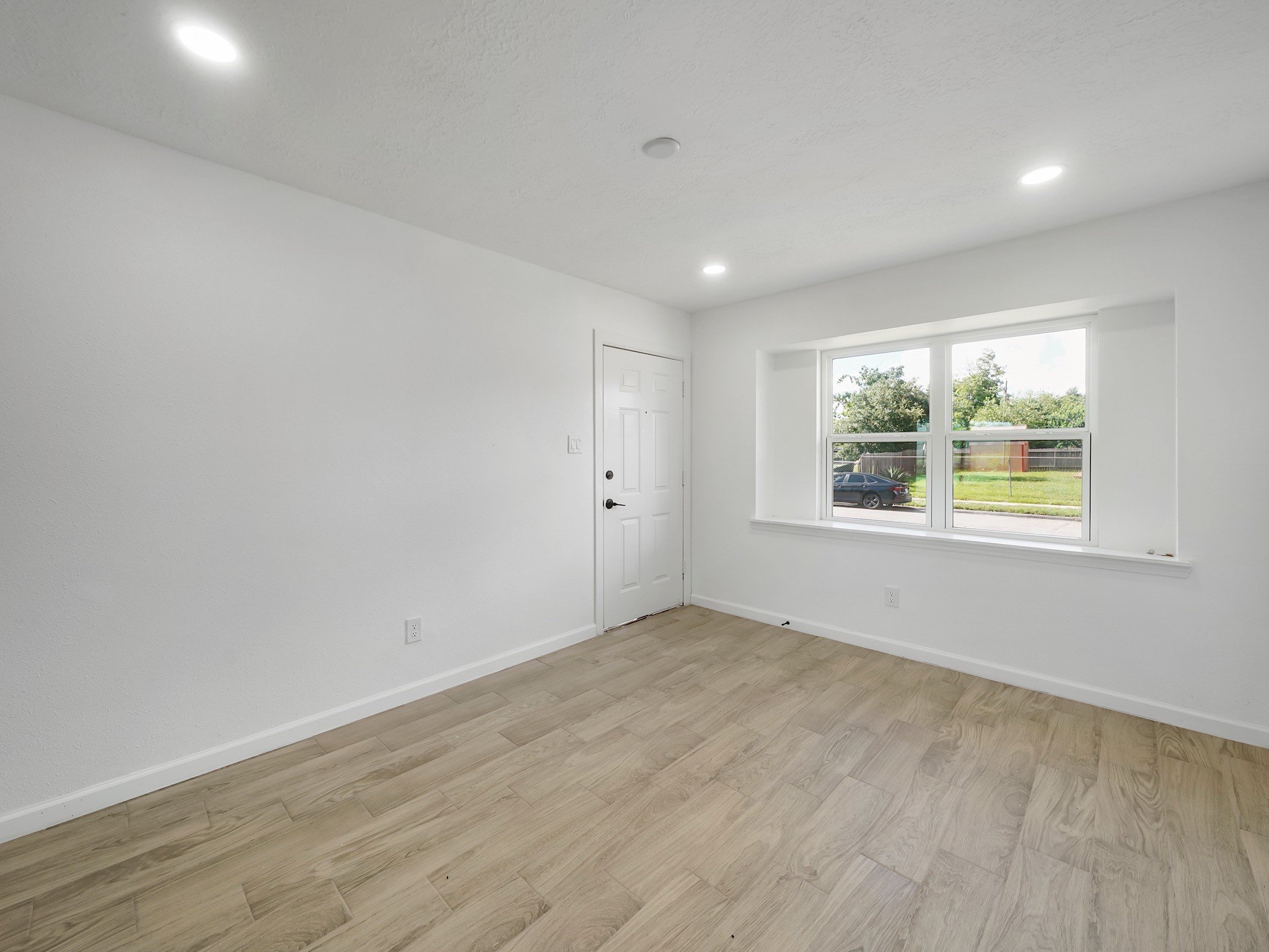 3607 Marchant Road Houston, TX 77047 - Photo 4 of 18 an empty room with windows