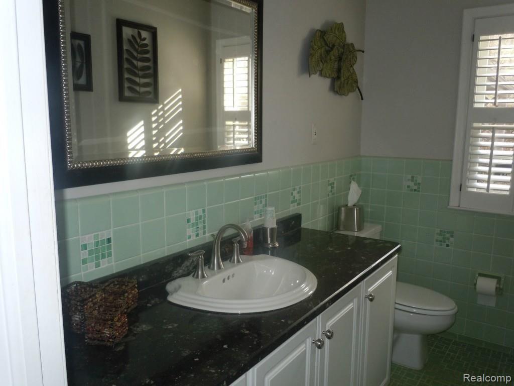 185 Merriweather Road Grosse Pointe, MI 48236 - Photo 17 of 32 First Floor Powder Room.jpg