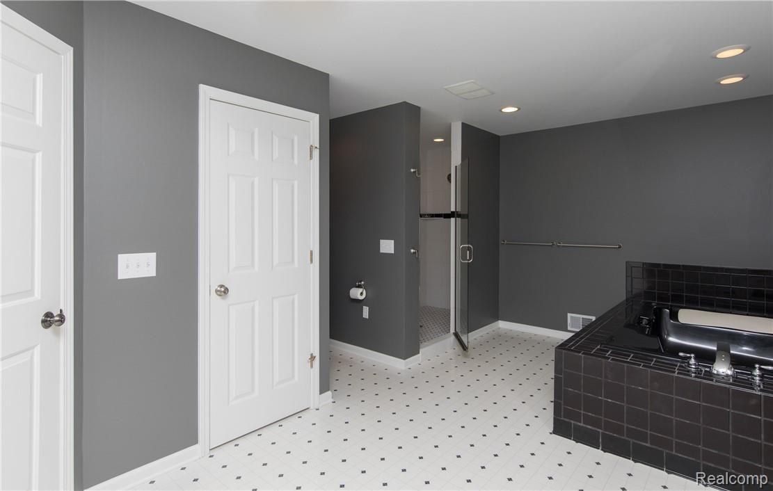 10898 Braun Road Manchester, MI 48158 - Photo 19 of 32 also has a Stand-Alone Shower