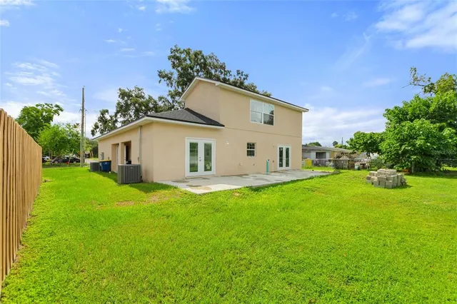 a view of a house with backyard and garden