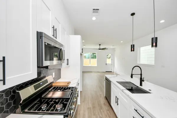 $2,250 | 5029 Broom Street, Unit B, Houston, TX 77091