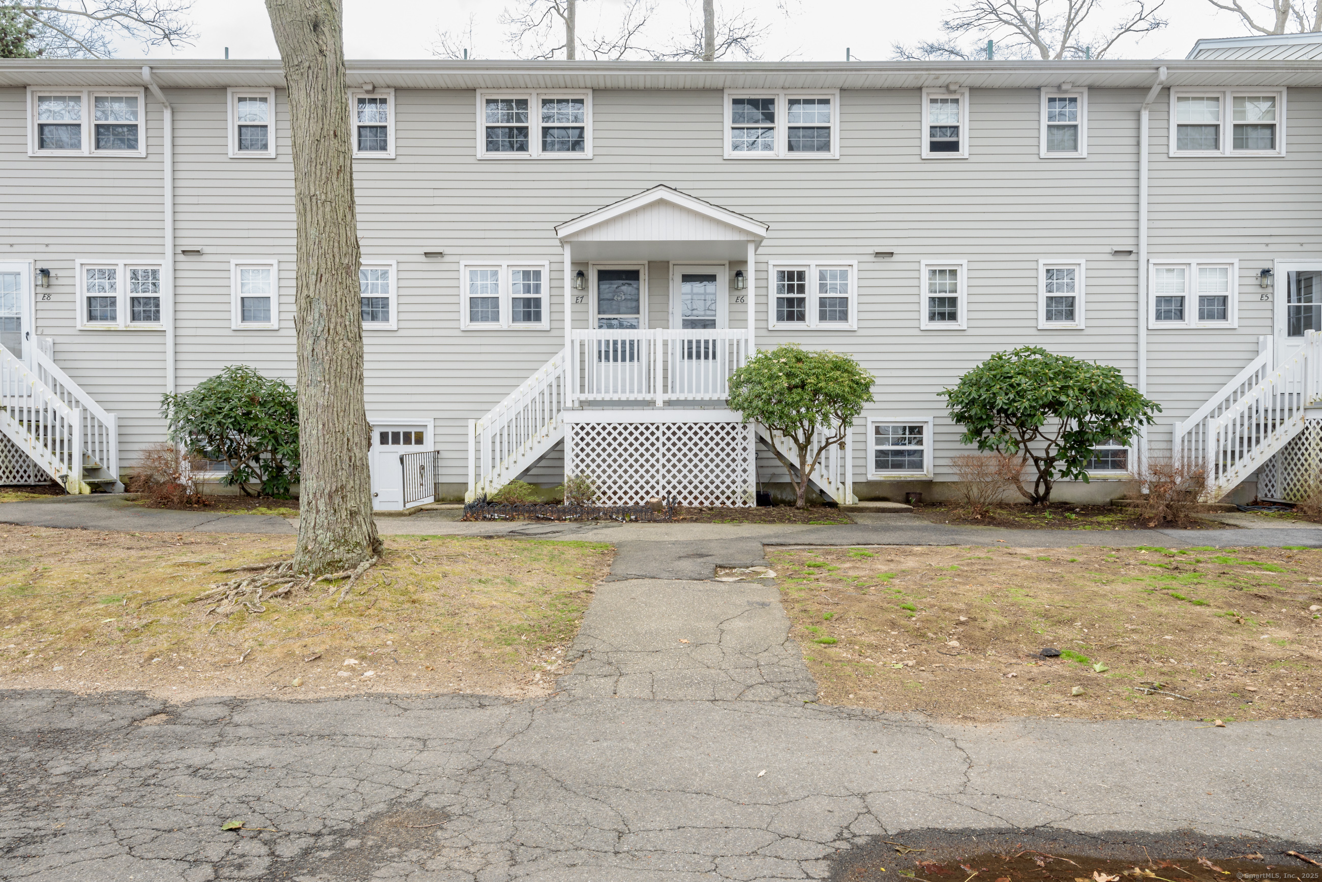 280 East Main Street, Unit E6 Clinton, CT 06413 - Photo 4 of 33 front view of a house with a yard