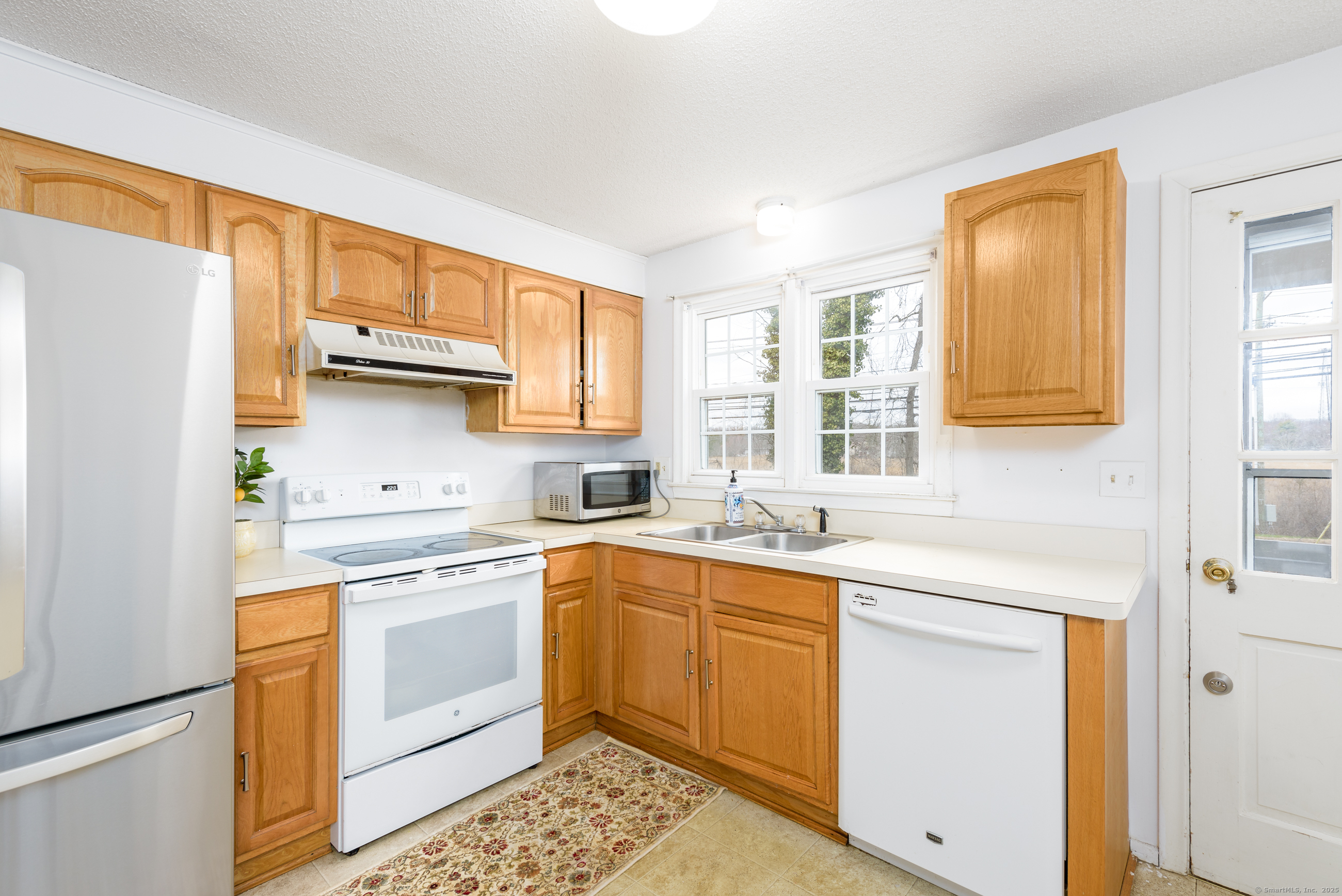 280 East Main Street, Unit E6 Clinton, CT 06413 - Photo 8 of 33 a kitchen with a sink stove and refrigerator