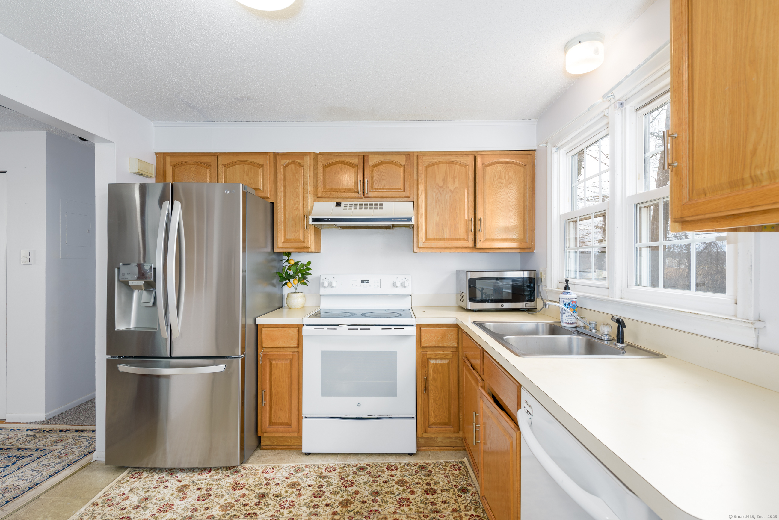 280 East Main Street, Unit E6 Clinton, CT 06413 - Photo 9 of 33 a kitchen with a refrigerator sink and stove