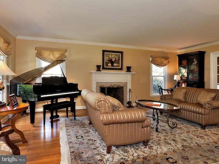 595 Sentinel Road Moorestown, NJ 08057 - Photo 3 of 25 Living Room