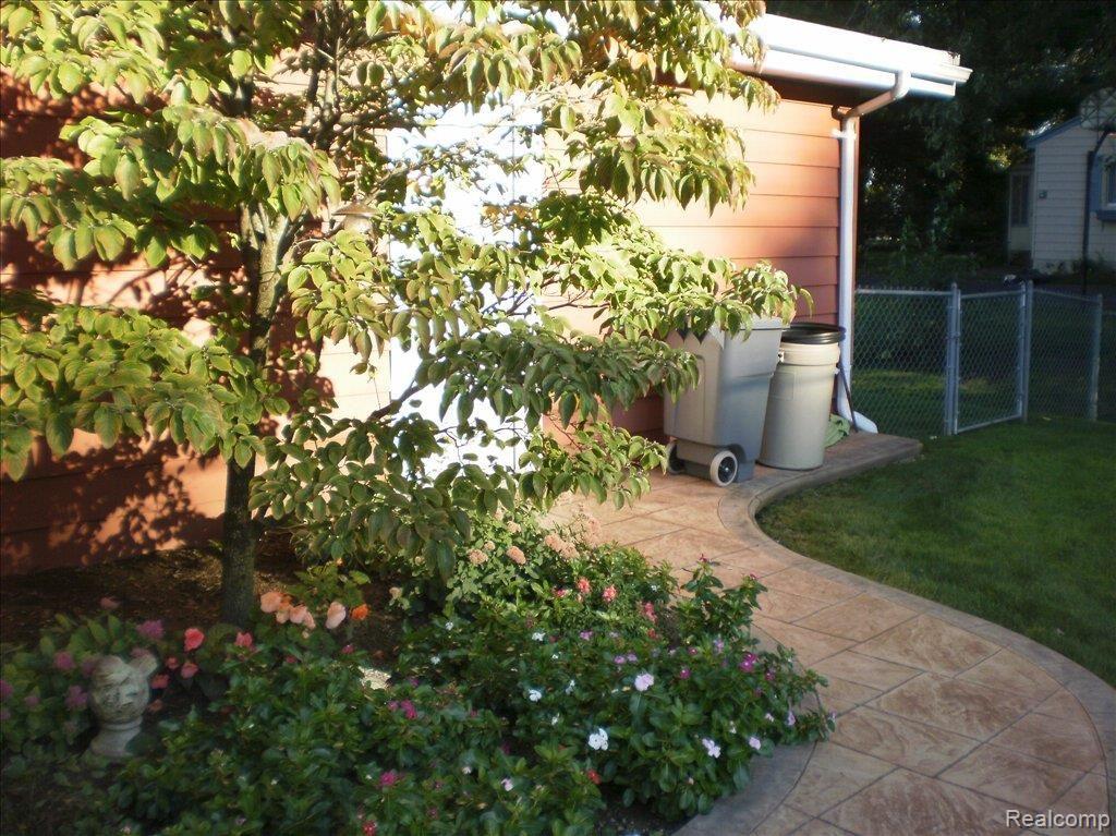 14075 Newburgh Road Livonia, MI 48150 - Photo 16 of 20 Walkway