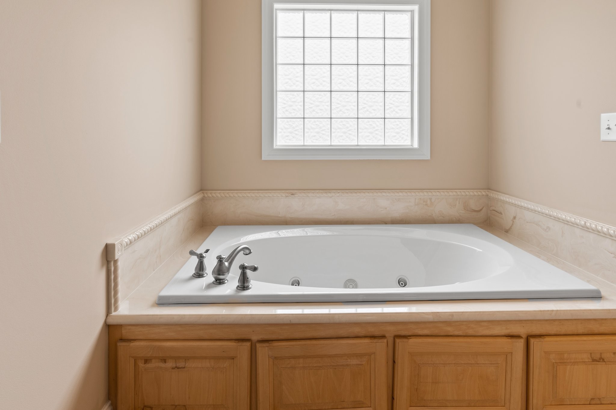 545 Pickney Road Winchester, TN 37398 - Photo 18 of 39 a bathroom with a bathtub