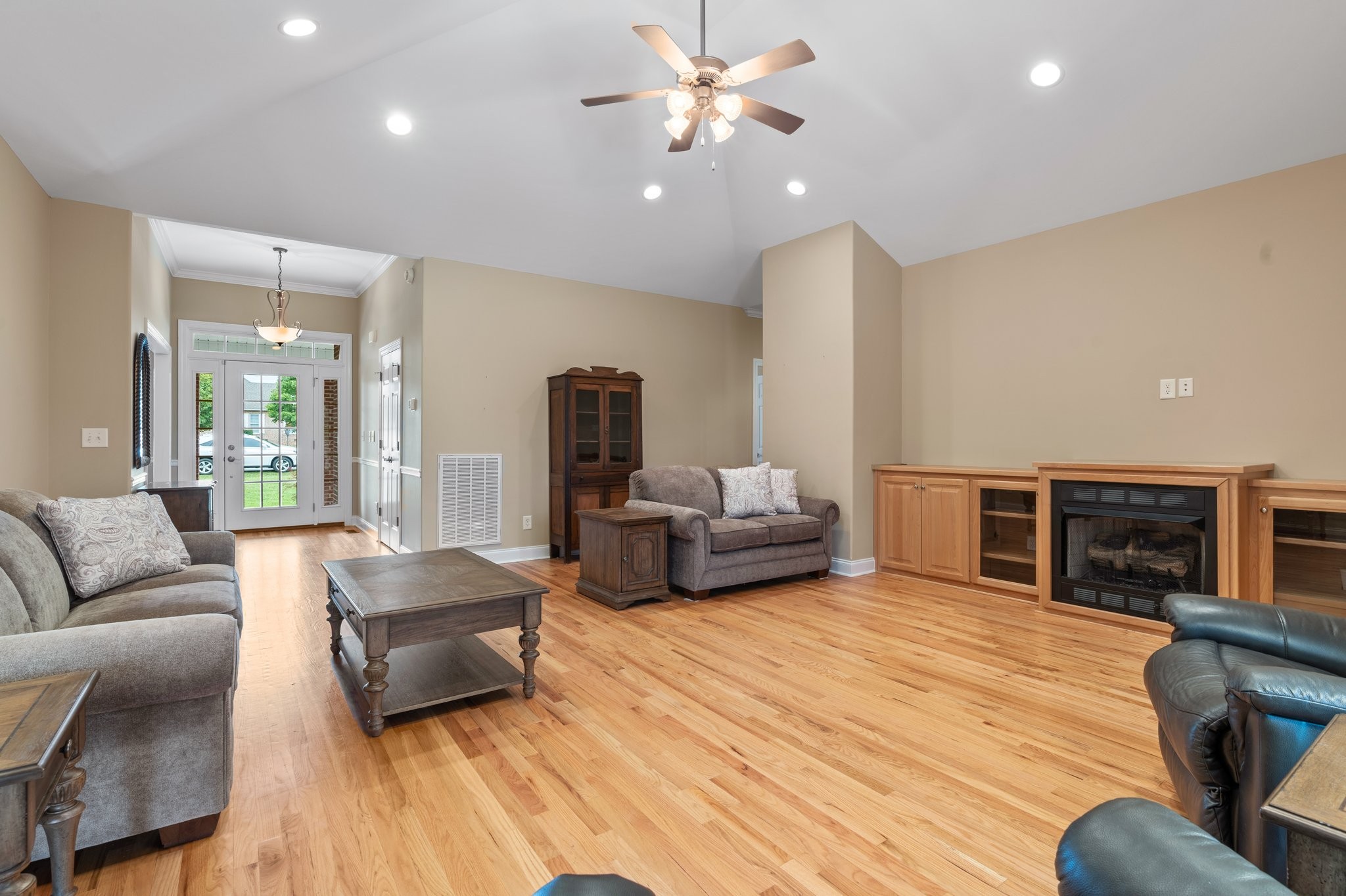545 Pickney Road Winchester, TN 37398 - Photo 22 of 39 a living room with furniture and a flat screen tv