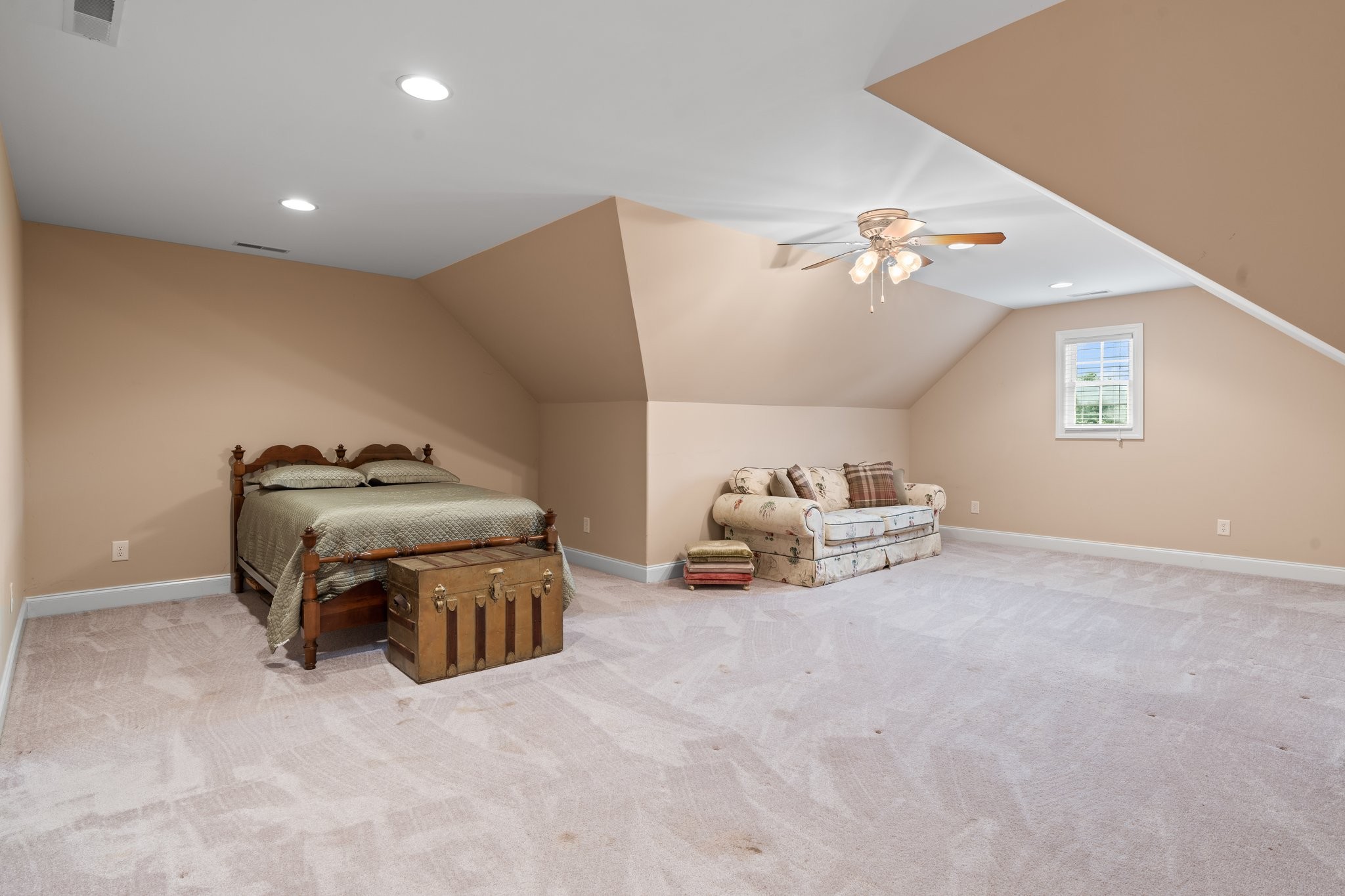 545 Pickney Road Winchester, TN 37398 - Photo 33 of 39 a view of a livingroom with furniture