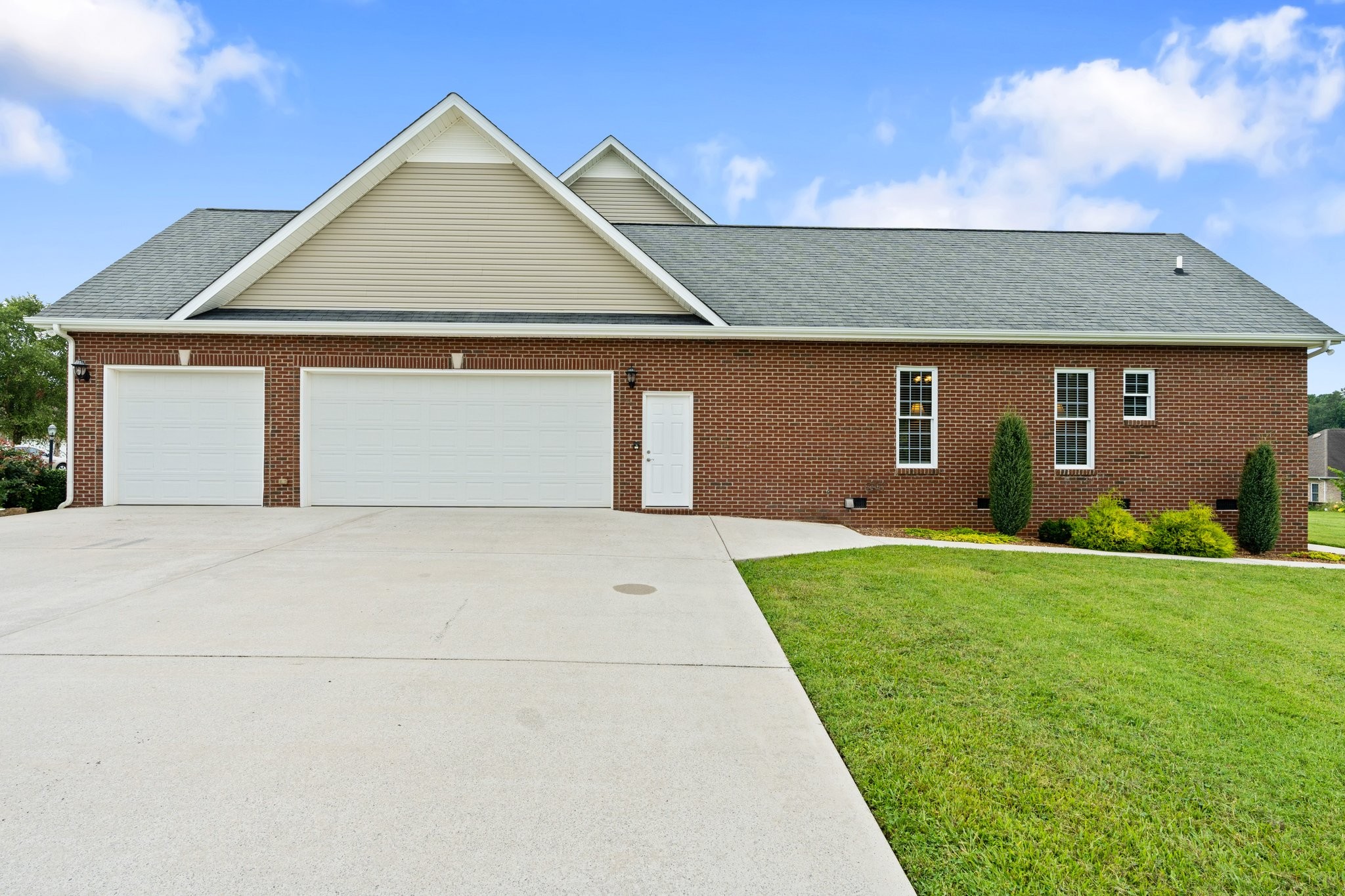 545 Pickney Road Winchester, TN 37398 - Photo 4 of 39 front view of house with a yard