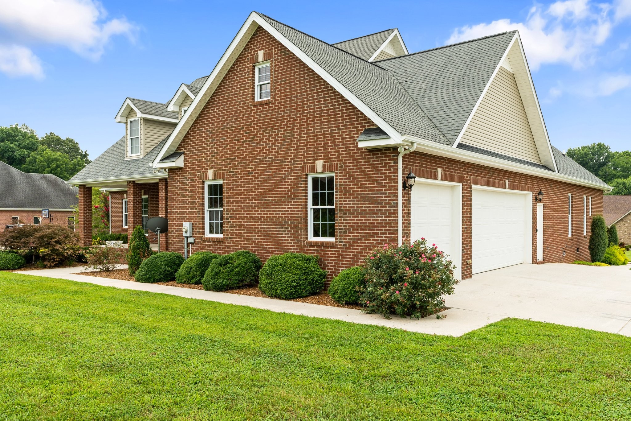 545 Pickney Road Winchester, TN 37398 - Photo 5 of 39 a front view of a house with a yard
