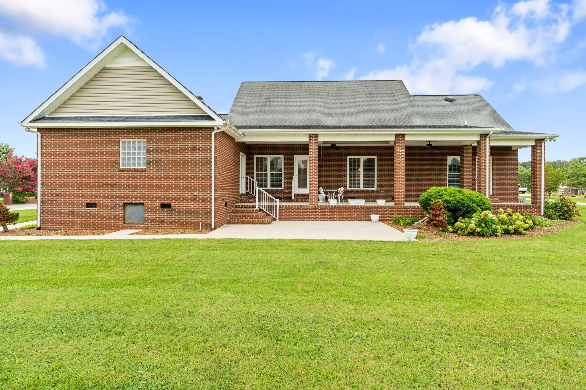 545 Pickney Road Winchester, TN 37398 - Photo 6 of 39 a front view of a house with garden