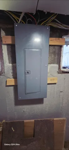 $695,000 | 125 Burlington Avenue, Deer Park, NY 11729